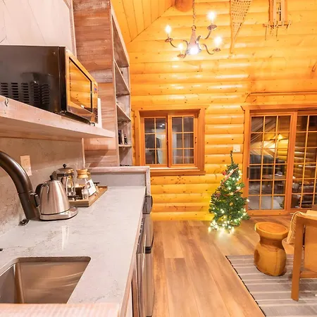 Baker Creek By Basecamp Hotel Lake Louise Exterior photo